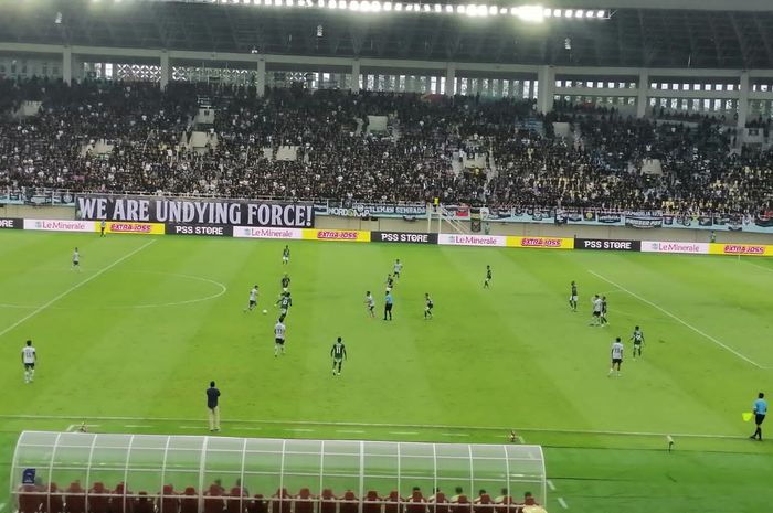 Suasana pertandingan lanjutan pekan ke-26 antara PSS Sleman vs Persita Tangerang di Stadion Manahan, Solo, Selasa (27/2/2024) sore WIB