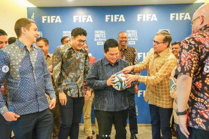Ketua Umum PSSI Erick Thohir bersama dengan para delegasi FIFA di Jakarta, Selasa (27/2/2024).