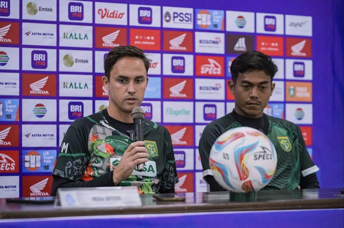 Pelatih Persebaya Surabaya, Paul Munster bersama pemain Andhika Ramadhani saat memberikan keterangan kepada media jelang laga melawan PSM Makassar, Selasa (27/2/2024).