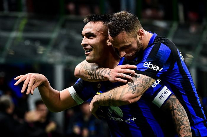 Lautaro Martinez (kiri) merayakan golnya untuk Inter Milan ke gawang Atalanta pada duel Liga Italia di San Siro (28/2/2024).