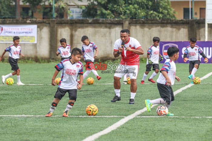 Firman Utina sedang memberikan materi pada coaching clinic pada acara Pra Launching Gemilang FU 15 Soccer School di FU 15  Soccer Field, Pasar Kemis, Tangerang, Banten, Kamis (29/2/2024).