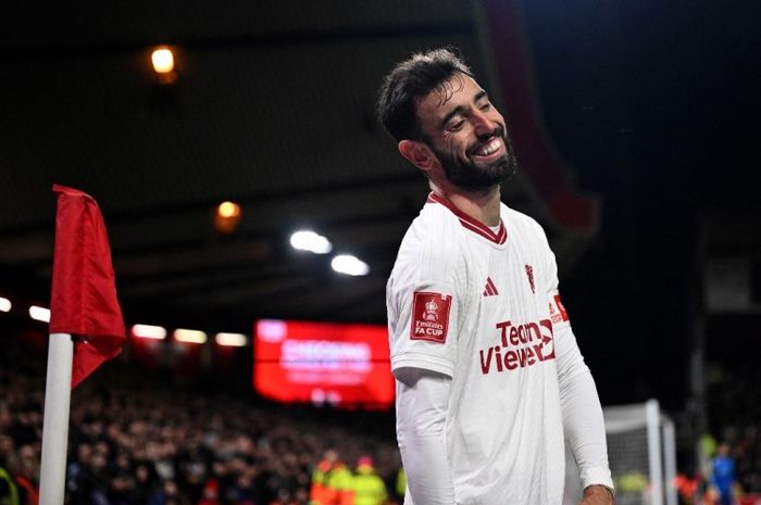 Bruno Fernandes dalam laga kontra Nottingham Forest pada putaran kelima Piala FA 2023-2024.