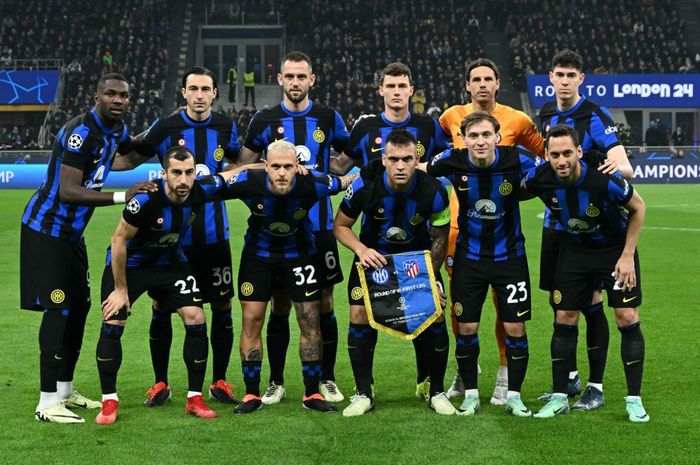 Para pemain Inter Milan berpose jelang kick-off duel Liga Champions melawan Atletico Madrid di San Siro (20/2/2024).