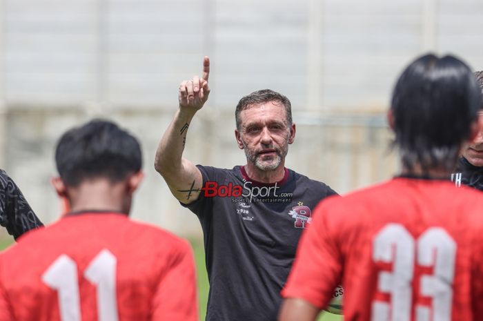 Pelatih Persija Jakarta, Thomas Doll, sedang memberikan intruksi kepada para pemainnya di Lapangan Nirwana Park, Sawangan, Jawa Barat, Jumat (1/3/2024).