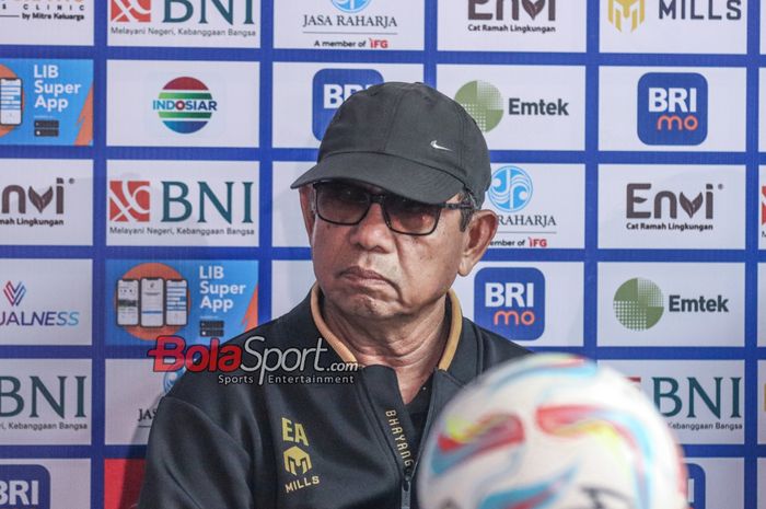 Direktur Teknik Bhayangkara FC, Emral Abus, sedang memberikan keterangan kepada awak media di Stadion PTIK, Blok M, Jakarta, Jumat (1/3/2024).
