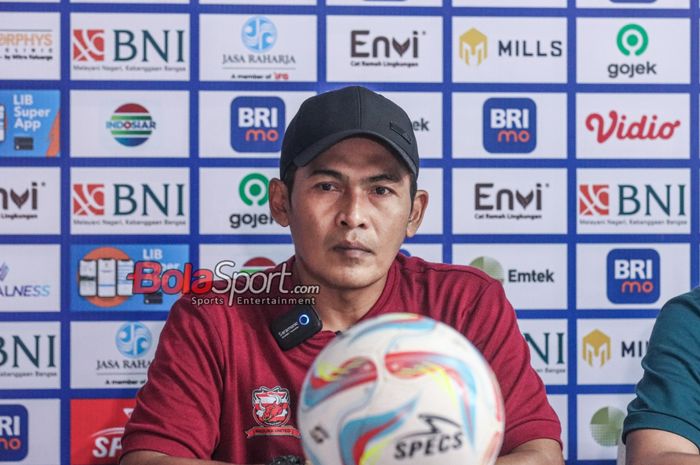 Asisten pelatih Madura United, Rakhmad Basuki, sedang memberikan keterangan kepada awak media di Stadion PTIK, Blok M, Jakarta, Jumat (1/3/2024).