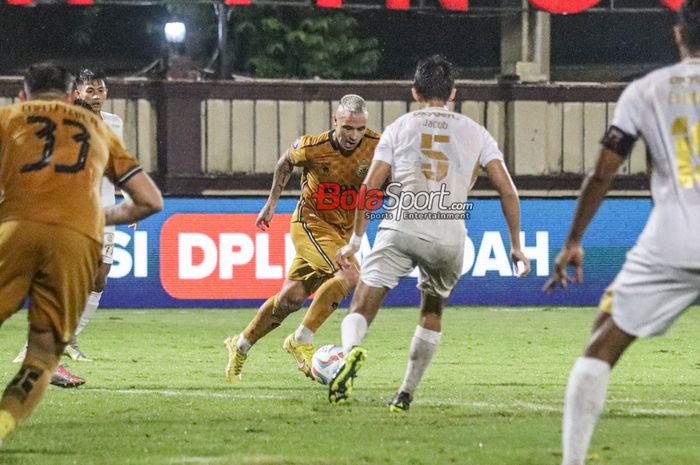 Radja Nainggolan sedang menguasai bola dalam laga pekan ke-27 Liga 1 2023 antara Bhayangkara FC versus Madura United di Stadion PTIK, Blok M, Jakarta, Jumat (1/3/2024).