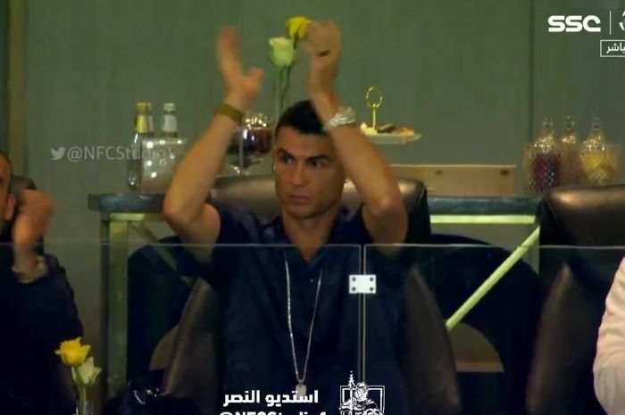 Cristiano Ronaldo memberi aplaus untuk gol Talisca dalam lanjutan Liga Arab Saudi melawan Al Hazm (29/4/2024). Tanpa Ronaldo, Al Nassr gagal menang secara dramatis walau dibantu hattrick Talisca karena diimbangi tim zona degradasi.