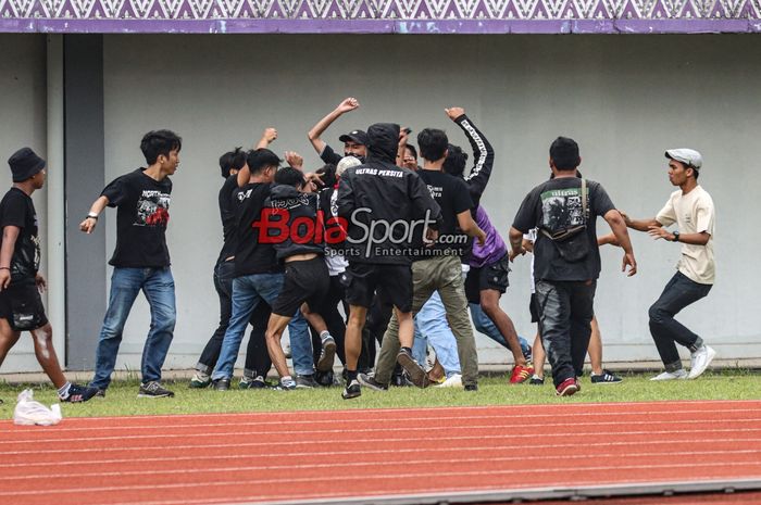Sejumlah oknum Suporte Persita Tangerang tampak memukuli salah satu steward dalam laga pekan ke-27 Liga 1 2023 antara Persita melawan Borneo FC di Stadion Indomilk Arena, Tangerang, Banten, Sabtu (2/3/2024).