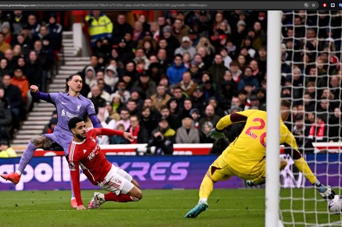 Aksi penyerang Liverpool, Darwin Nunez, dalam laga melawan Nottingham Forest pada matchweek 27 Liga Inggris 2023-2024 di Stadion City Ground, Sabtu (2/3/2024).