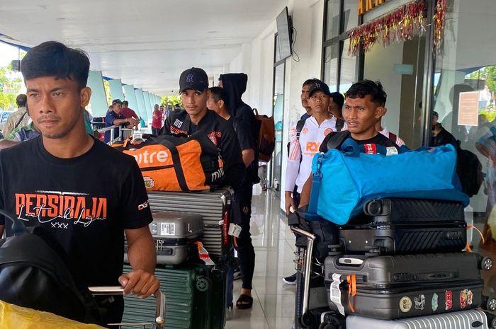 Pemain Persiraja Banda Aceh saat tiba di Bandara Frans Kaisiepo Biak, Selasa (27/2/2024) .