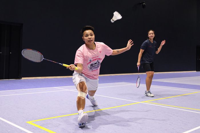 Ganda putri Indonesia, Apriyani Rahayu dan Rachel Allessya Rose, berlatih jelang French Open 2024 di pusat olahraga Chambly Maville, Prancis, Jumat (1/3/2024) 