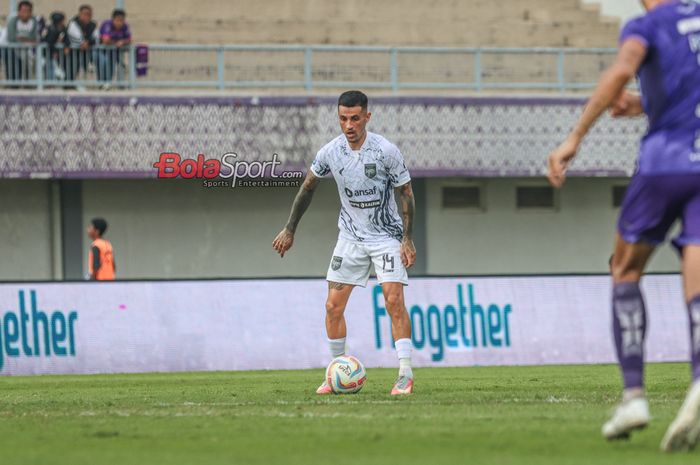 Pemain Borneo FC, Stefano Lilipaly, sedang menguasai bola saat bertanding di Stadion Indomilk Arena, Tangerang, Banten, Sabtu (2/3/2024).