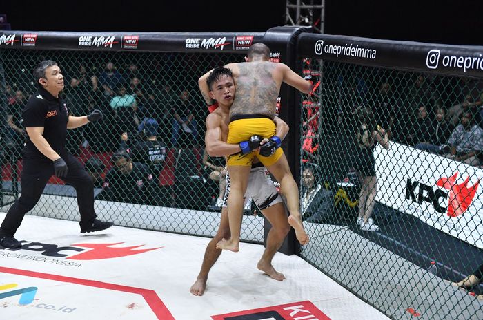 Pertarungan Novan Kaunang melawan Brando Mamana di One Pride MMA 77, Sabtu (2/3/2024) di Velodrome Rawamangun, Jakarta.