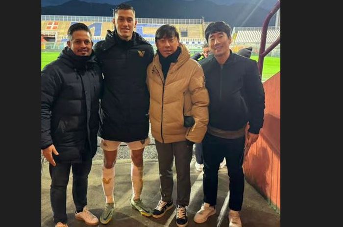 Bek Venezia FC, Jay Idzes juga tak luput dari kunjungan Shin Tae-yong pada Minggu (3/3/2024).