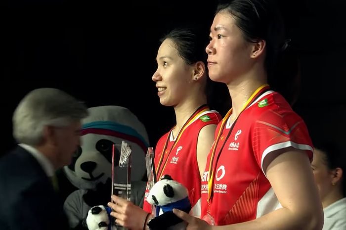 Ganda putri China, Li Yi Jing/Luo Xu Min, berpose di podium setelah memenangi final German Open 2024 di Muelheim, Korea Selatan, 3 Maret 2024.