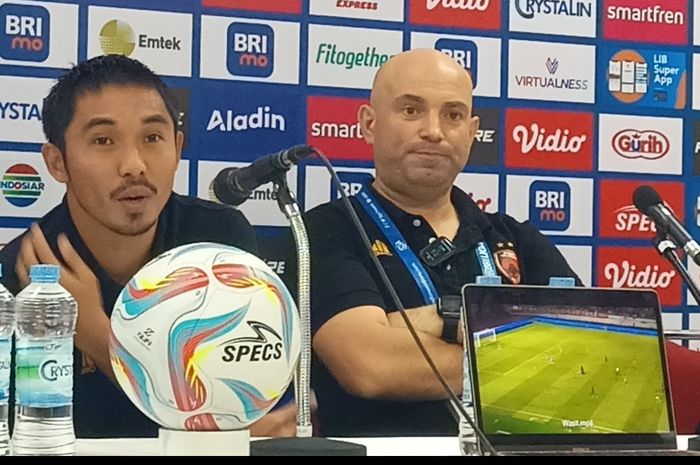 Pelatih PSM, Bernardo Tavares (kanan) setelah laga melawan Persis di Stadion Manahan, Surakarta, Senin (4/3/2024)