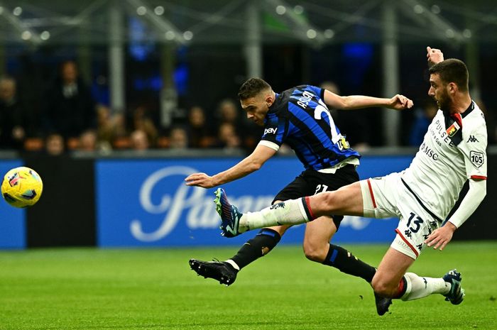 Kristjan Asllani (kiri) menjadi pencetak gol terbaru Inter Milan di Liga Italia saat menghadapi Genoa di San Siro (4/3/2024). Inter unggul 15 poin dari Juventus di klasemen.