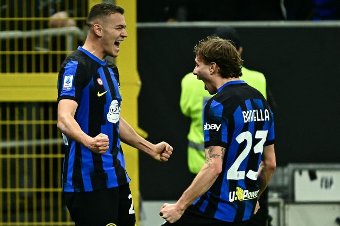 Kristjan Asllani (kiri) menjadi pencetak gol terbaru Inter Milan di Liga Italia saat menghadapi Genoa di San Siro (4/3/2024).