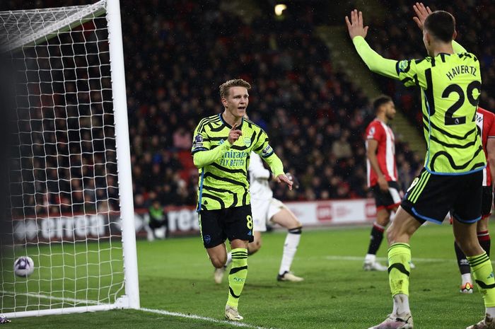 Gelandang Arsenal, Martin Odegaard, merayakan gol ke gawang Sheffield United di Stadion Bramall Lane pada matchweek 27 Liga Inggris 2023-2024, Senin (4/3/2024).