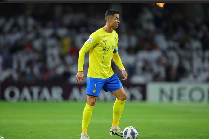 Aksi Cristiano Ronaldo saat memimpin Al Nassr melawan Al Ain FC dalam leg 1 babak perempat final Liga Champions 2023-2024 di Stadion Hazza Bin Zayed, Senin (4/3/2024).
