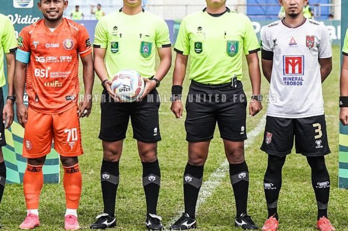 Wasit Cahya Sugandi memimpin pertandingan Persiraja Vs Malut United