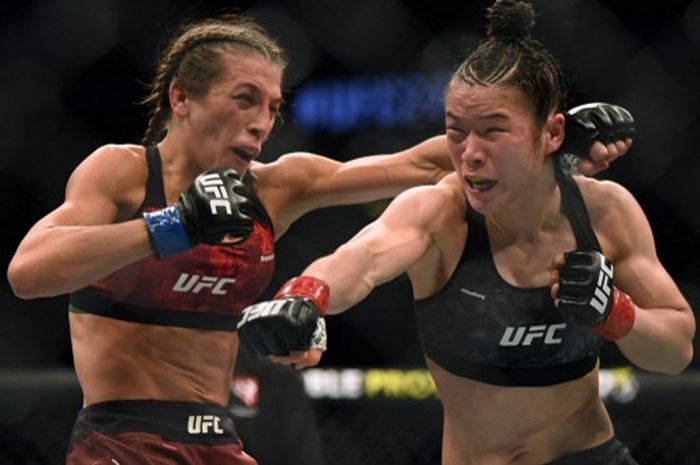 Pertarungan Zhang Weili (kanan) dengan Joanna Jedrzejczyk di UFC 248 di T-Mobile Arena, Las Vegas, 7 Maret 2020.