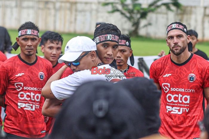 Maman Abdurrahman, Rizky Ridho, Marko Simic, dan dan sejumlah pemain Persija Jakarta lainnya sedang mendapatkan suntikan semangat dari suporternya yakni The Jakmania di Lapangan Nirwana Park, Sawangan, Jawa Barat, Rabu (6/3/2024).