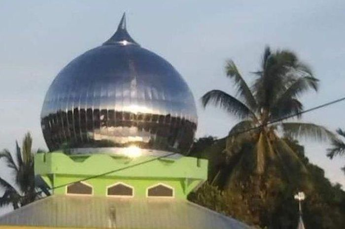 Hiasan kubah Masjid Al Huda berupa emas 2,6 kg digasak pencuri.
