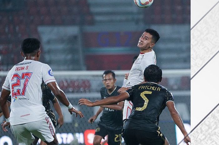 Suasana pertandingan Arema FC vs Bhayangkara FC pada laga pekan ke-28 Liga 1 2023-2024 di Stadion Kapten I Wayan Dipta, Gianyar, Bali, Rabu (6/3/2024).