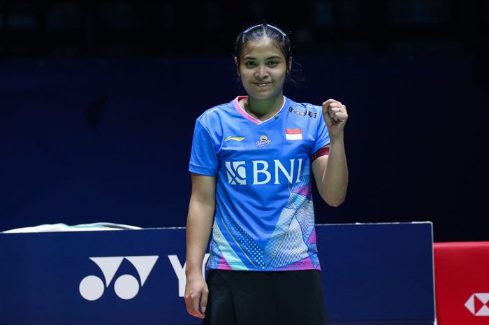 Pebulu tangkis tunggal putri Indonesia, Gregoria Mariska Tunjung, berpose setelah memastikan diri lolos ke babak kedua French Open 2024 di Adidas Arena, Selasa (5/3/2024).