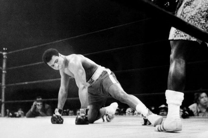 Muhammad Ali terpukul jatuh oleh Joe Frazier saat mengalami kekalahan pertama dalam kariernya, 8 Maret 1971.