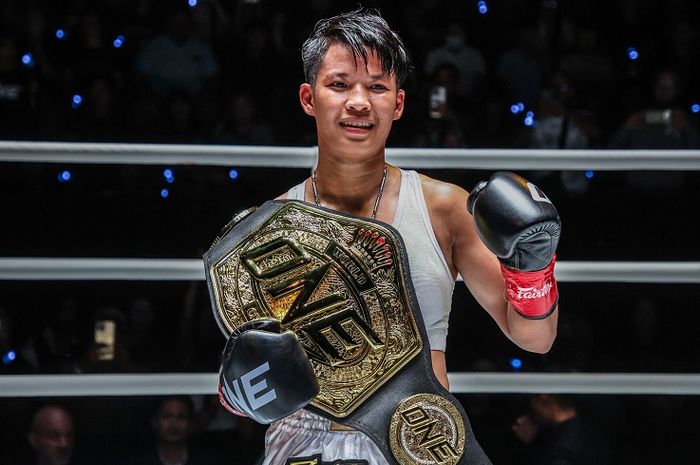 Pemegang sabuk interim kelas atom kickboxing ONE Championship, Phetjeeja. 