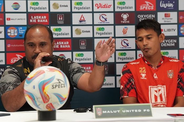 Pelatih Malut United, Imran Nahumarury (kiri) dengan penyerang Hari Nur Yulianto dalam jumpa pers menjelang laga leg kedua play-off promosi Liga 2 melawan Persiraja Banda Aceh, Jumat (8/3/2024) di Stadion Madya, Senayan, Jakarta.