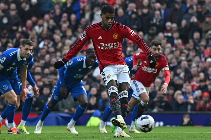 Marcus Rashford cetak gol penalti dalam duel Man United vs Everton pada lanjutan Liga Inggris di Old Trafford (9/3/2024).