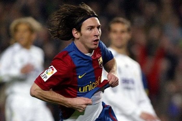 Penyerang Barcelona, Lionel Messi, merayakan gol yang dicetaknya dalam laga El Clasico melawan Real Madrid, 10 Maret 2007 di Camp Nou.