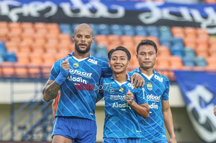 David Da Silva (kiri) sedang merayakan gol bersama Beckham Putra Nugraha (tengah) dan Dedi Kusnandar (kanan) dalam laga pekan ke-28 Liga 1 2023 antara Persija Jakarta versus Persib Bandung di Stadion Si Jalak Harupat, Bandung, Jawa Barat, Sabtu (9/3/2024) siang.