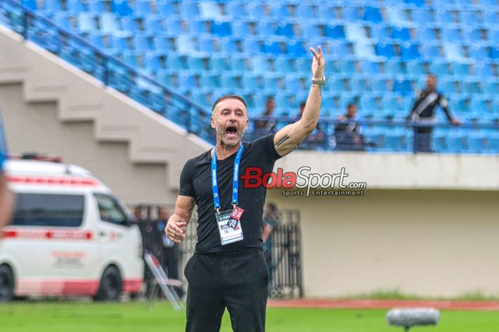 Pelatih Persija Jakarta, Thomas Doll, sedang memberikan intruksi kepada para pemainnya saat bertanding di Stadion Si Jalak Harupat, Bandung, Jawa Barat, Sabtu (9/3/2024) siang.