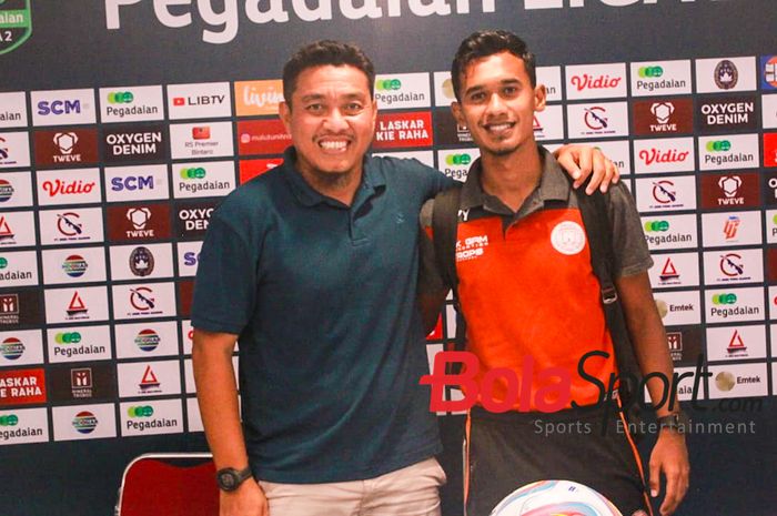 Pelatih Persiraja, Achmad Zulkifli  (kiri) dan Pemain Persiraja, Yasvani Yusri (kanan) sedang memberikan keterangan kepada awak media di Stadion Madya, Jakarta, Sabtu (9/3/2024).