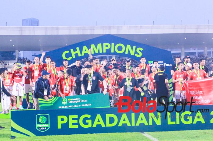 Suasana perayaan Malut United yang memastikan diri promosi ke Liga 1 setelah mengalahkan Persiraja 3-2 di Stadion Madya, Jakarta, Sabtu (9/3/2024).