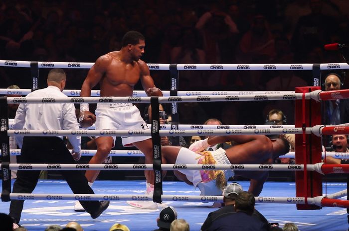 Anthony Joshua (kiri) mengalahkan Francis Ngannou dengan KO dalam pertandingan tinju kelas berat di Kingdom Arena, Riyadh, Arab Saudi, 9 Maret 2024.