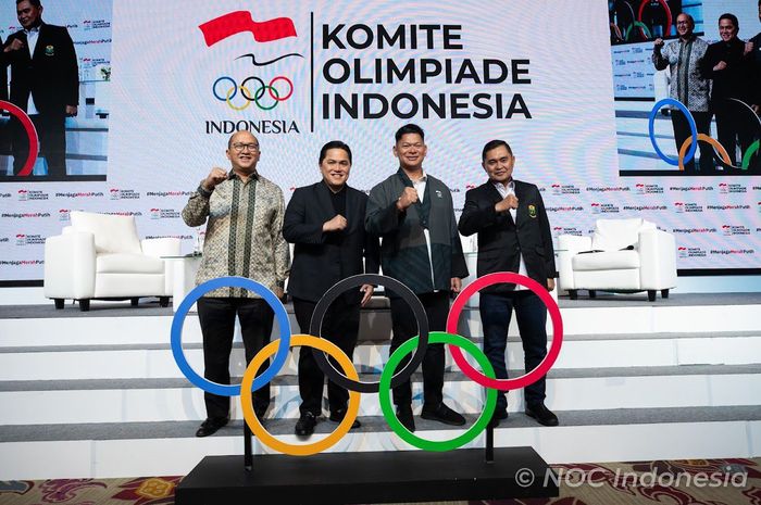 Dari kiri ke kanan, Rosan Roeslani (Ketua Umum PB PABBSI),  Erick Thohir (Ketua Umum PSSI dan Menteri BUMN), Raja Sapta Oktohari (Ketua Umum NOC Indonesia), dan Muhammad Fadil Imran (Sekretaris Jenderal PP PBSI), berpose seusai dialog olahraga menjaga Merah Putih di Hotel Fairmont, Senayan, Jakarta, Jumat (8/3/2024).