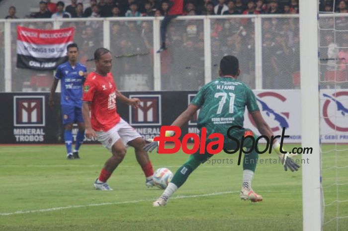 Pemain Malut United, Wawan Febrianto saat berhadapan dengan kiper Persiraja di Stadion Madya, Jakarta pada  laga perebutan tempat ketiga Liga 2 keg kedua, Sabtu (9/3/2024).