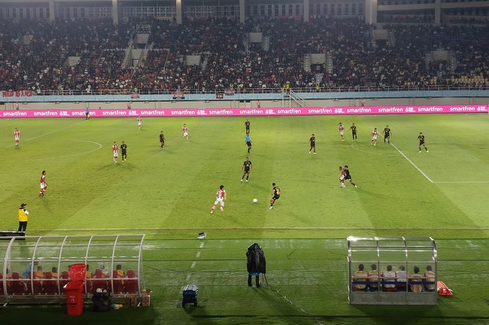 Suasana pertandingan antara Persis Solo melawan Barito Putera di Stadion Manahan, Solo, Sabtu (9/3/2023).