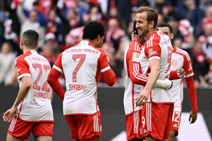 Harry Kane (kanan) disambut rekan-rekannya usai cetak gol saat Bayern Muenchen membantai Mainz dalam lanjutan Bundesliga di Allianz Arena (9/3/2024).