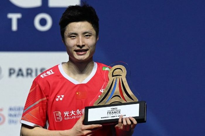 Pebulu tangkis tunggal putra China, Shi Yu Qi, berpose setelah memenangi final French Open 2024 melawan Kunlavut Vitidsarn (Thailand) di Adidas Arena, Minggu (10/3/2024).