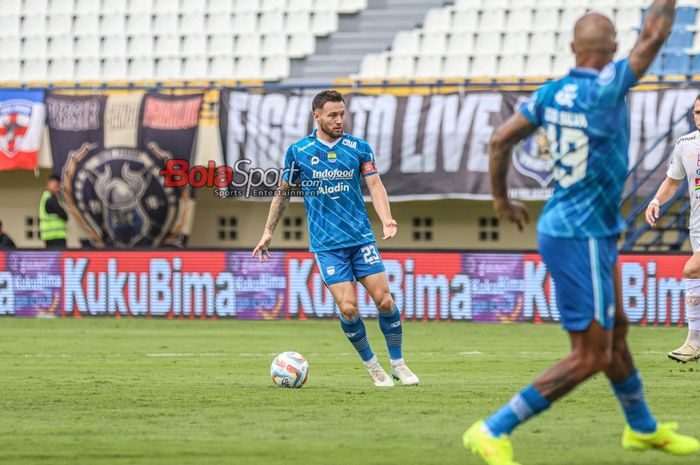 Pemain Persib Bandung, Marc Klok, sedang menguasai bola saat bertanding di Stadion Si Jalak Harupat, Bandung, Jawa Barat, Sabtu (9/3/2024) siang.