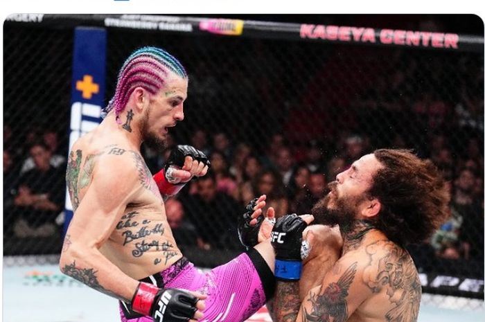 Sean O'Malley (kiri) petik hasil sempurna di UFC 299 yakni pertahankan gelarnya sekaligus membalas dendam atas Marlon Vera (kanan).