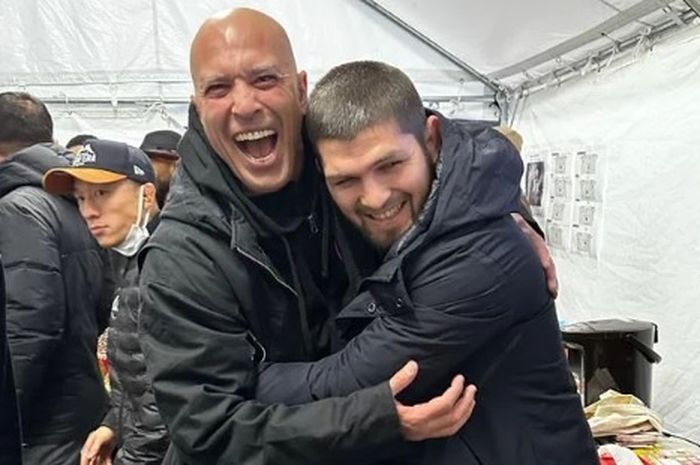 Legenda UFC yang pernah mengalahkan 4 orang dalam 1 malam, Royce Gracie (kiri), berfoto bareng Khabib Nurmagomedov.