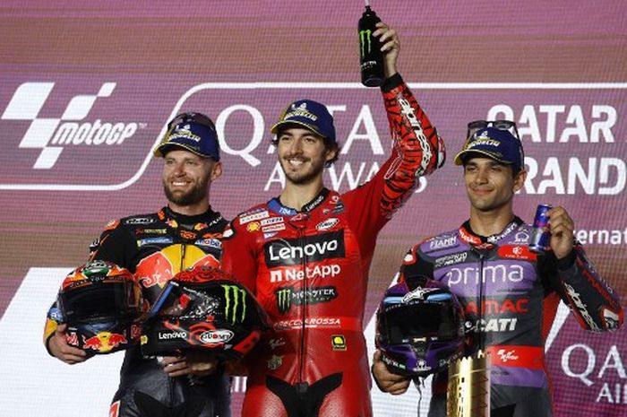 Dari kiri ke kanan, Brad Binder (Red Bull KTM), Francesco Bagnaia (Ducati), Jorge Martin (Pramac) di podium MotoGP Qatar 2024 di Sirkuit Lusail, Minggu (10/3/2024).
